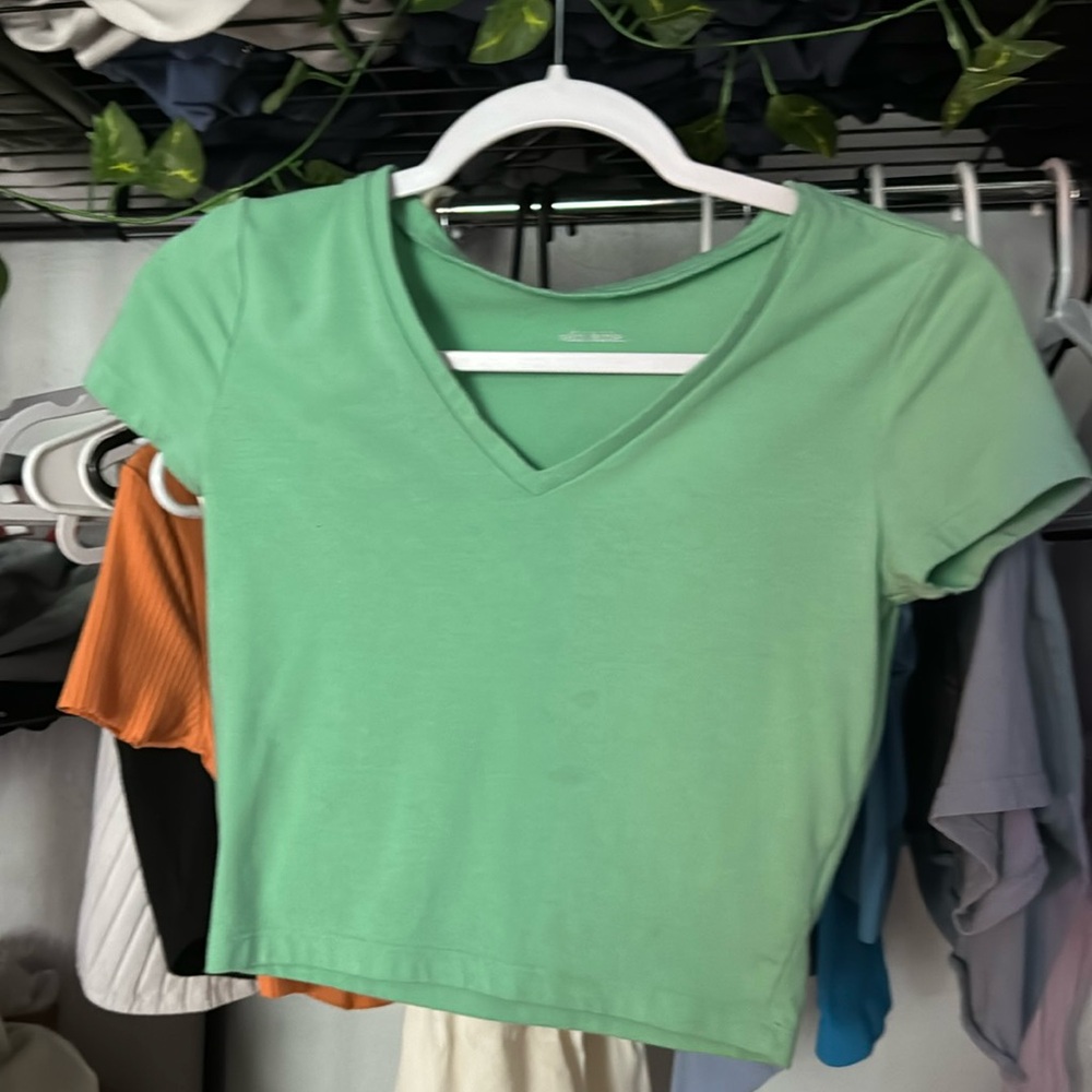 Green cropped tee